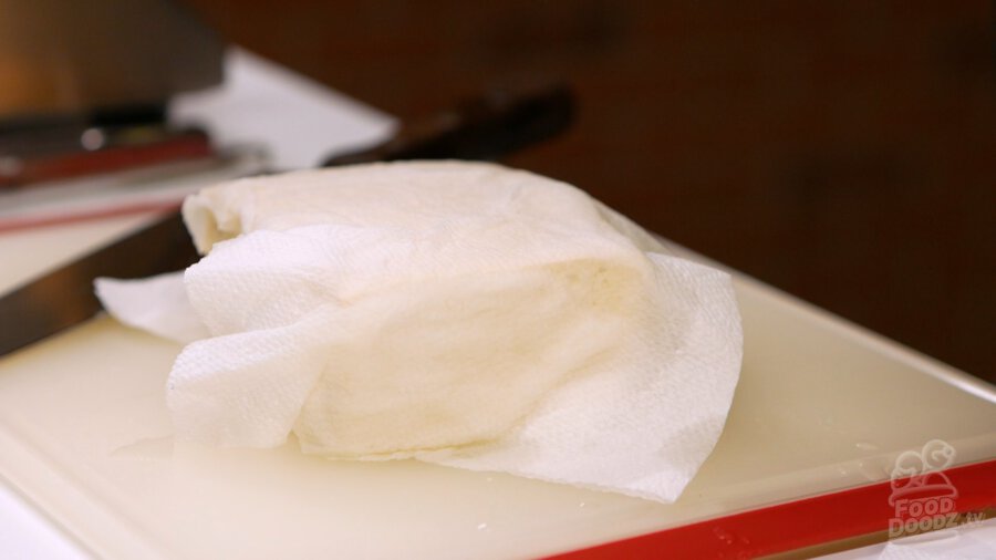 Drying off the tofu