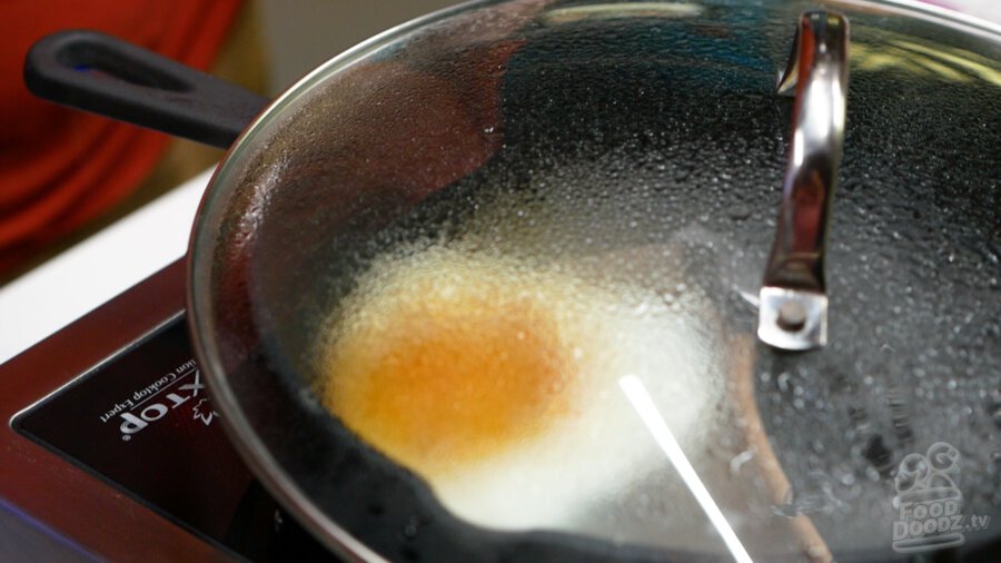 Topping pan with lid