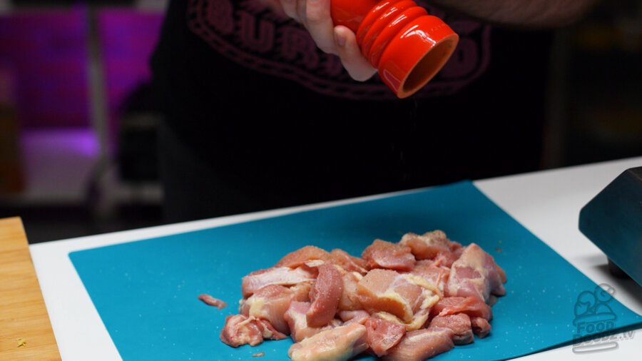 Seasoning chicken with pepper