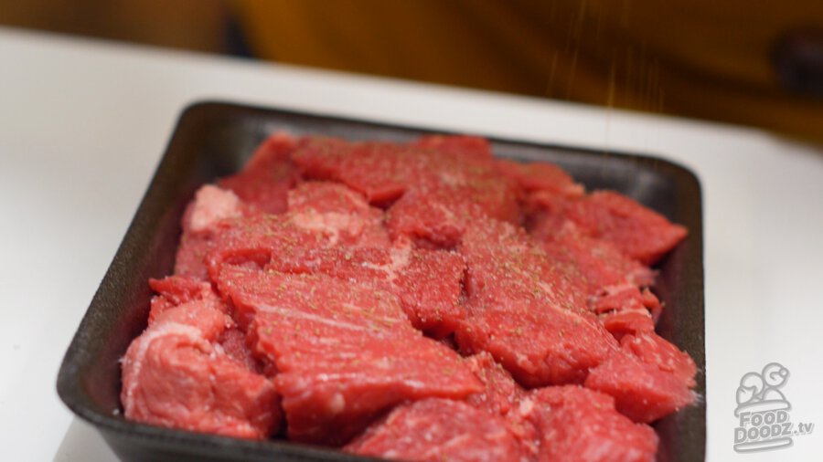 Seasoning beef with pepper