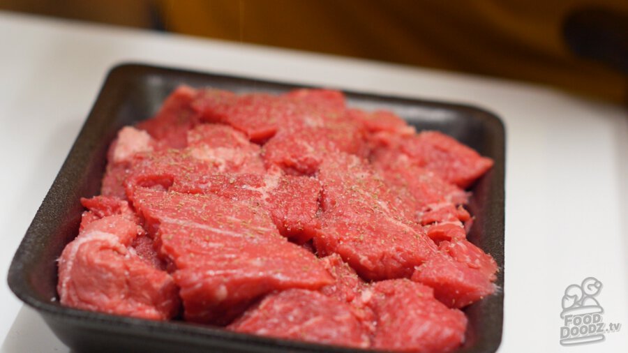 Seasoning beef with pepper